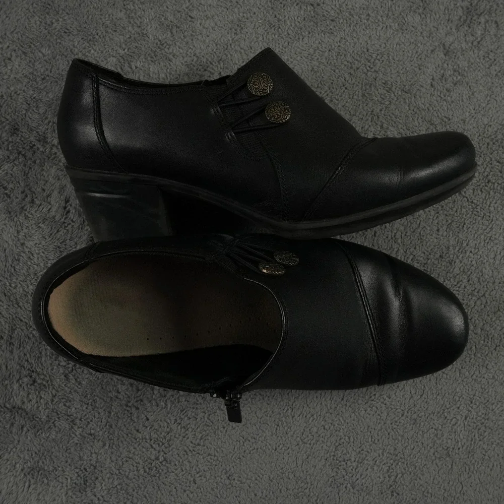 Clarks Ankle Booties Womens 7.5 W Black‎ Leather Side Zip Button Block Heel